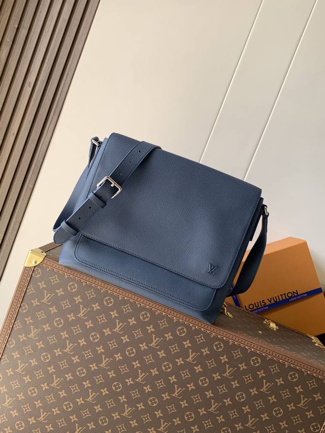 M15267蓝色 顶级原单 变码芯片163C Boarding 邮差包取材轻质耐磨的蜡面牛皮革,为精巧构型搭配内外贴袋,便于妥善存放 1 4寸平板电脑。可调节皮 M15267蓝色 顶级原单 变码芯片163C Boarding 邮差包取材轻质耐磨的蜡面牛皮革,为精巧构型搭配内外贴袋,便于妥善存放 1 4寸平板电脑。可调节皮