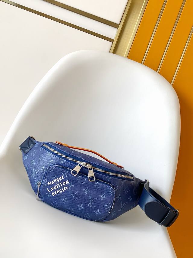 M26821深蓝色新款原单M47058 变码芯片 头层牛皮顶级原单，黑色压花胸包Rush 腰包取材柔软 Monogram Shadow 牛皮革，先后以压印和印花