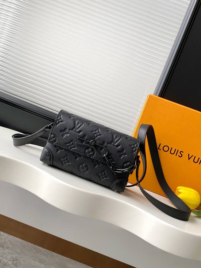 动态163C芯片 顶级原单加强版 M81746 Steamer 迷你手袋为 Taurillon 皮革压印 Monogram 图案，搭配金属链条和饰针。拉链内袋稳