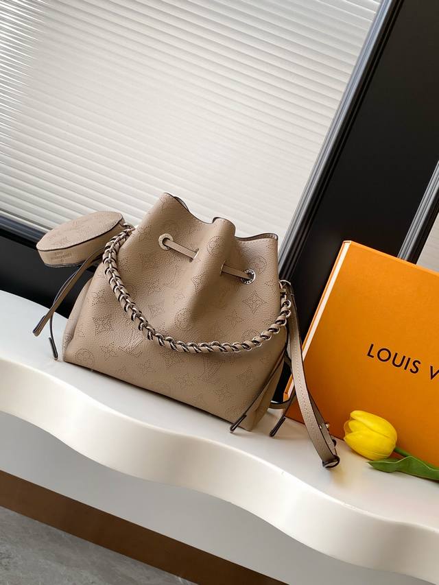 动态163C芯片 顶级原单加强版 M57201卡其 本款 Bella 手袋为 Monogram 镂花穿孔皮革渲染考究色调,再以编织链条点亮细节。恰宜尺寸可轻松收 动态163C芯片 顶级原单加强版 M57201卡其 本款 Bella 手袋为 Monogram 镂花穿孔皮革渲染考究色调,再以编织链条点亮细节。恰宜尺寸可轻松收