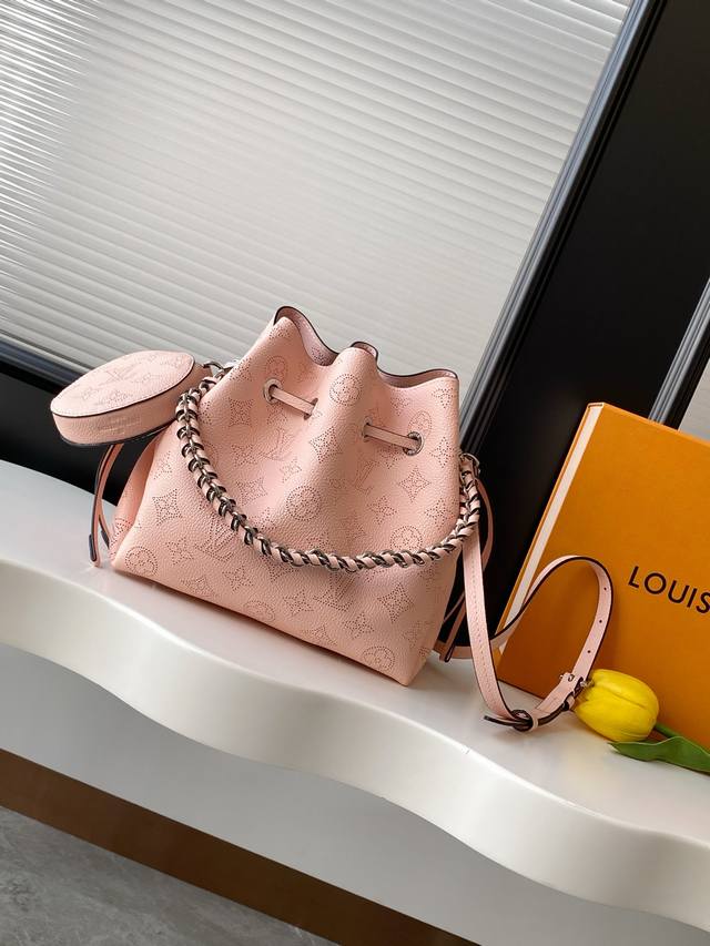 动态163C芯片 顶级原单加强版 M57068粉色 本款 Bella 手袋为 Monogram 镂花穿孔皮革渲染考究色调，再以编织链条点亮细节。恰宜尺寸可轻松收