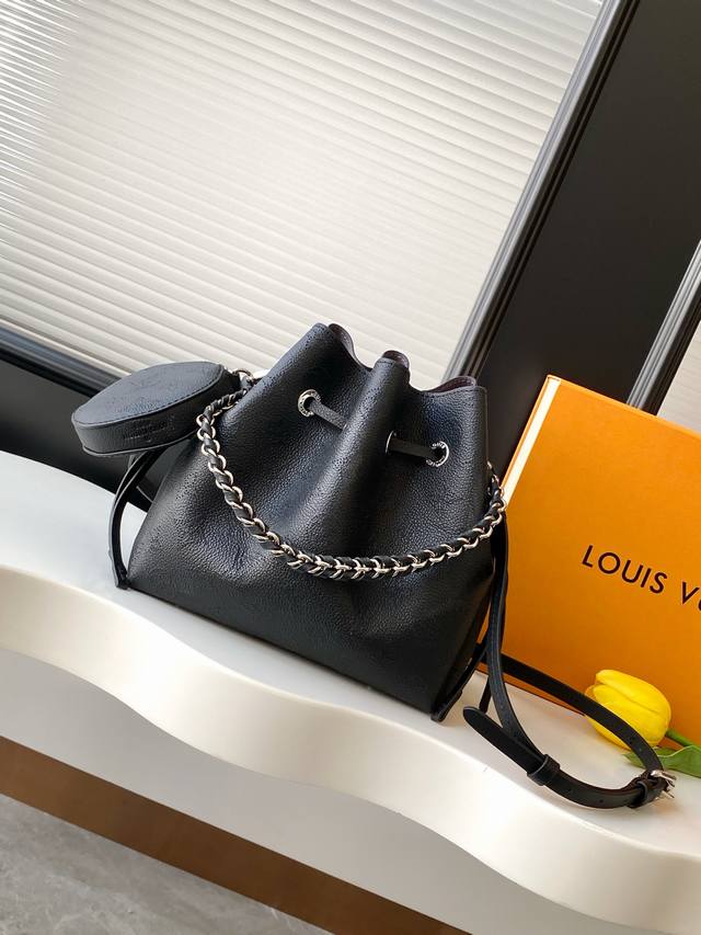 动态163C芯片 顶级原单加强版 M57070黑色 本款 Bella 手袋为 Monogram 镂花穿孔皮革渲染考究色调，再以编织链条点亮细节。恰宜尺寸可轻松收