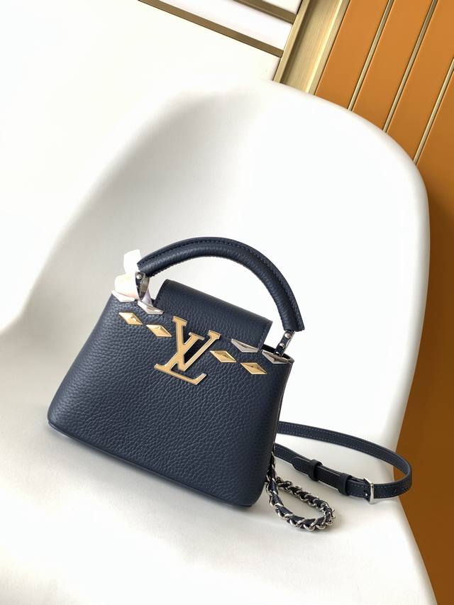 M11964米白 M12135黑色 M12571宝蓝 特级原厂 动态163 本款 Capucines Bb 手袋取材 Taurillon 牛皮革,以混合金属菱形 M11964米白 M12135黑色 M12571宝蓝 特级原厂 动态163 本款 Capucines Bb 手袋取材 Taurillon 牛皮革,以混合金属菱形