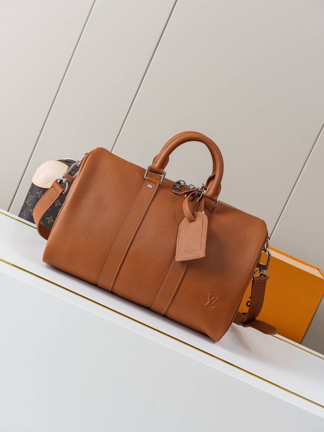 动态163C01芯片 M25980棕35 顶级原单 独家背景实拍 本款 Keepall BandoulièRe 35 手袋取材蜡面牛皮革，呈现柔软耐用的粒面纹理