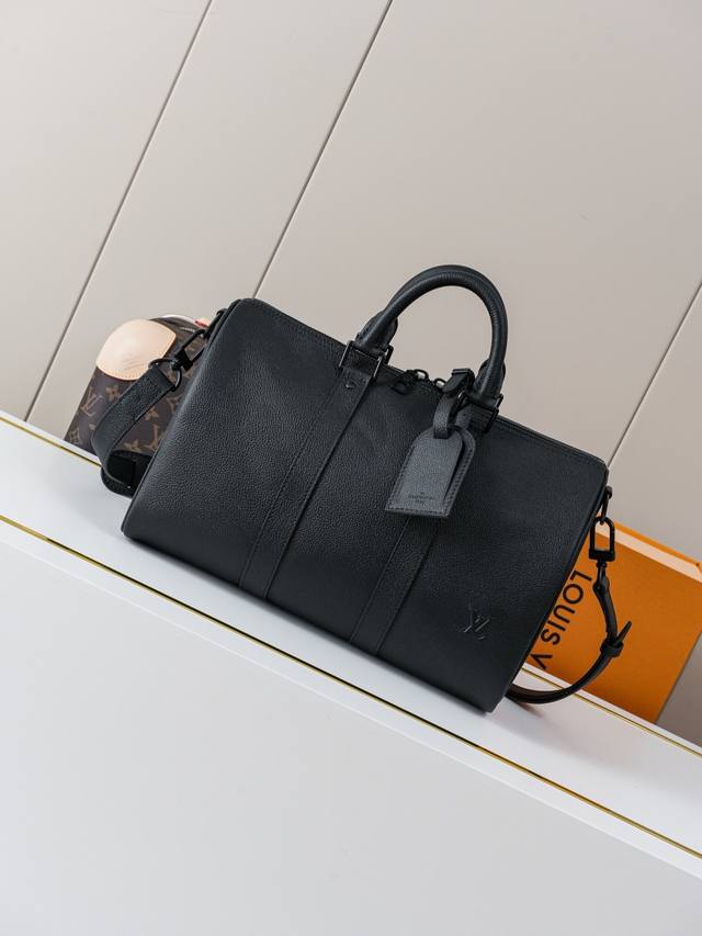 动态163C01芯片 M15249黑35 顶级原单 独家背景实拍 本款 Keepall BandoulièRe 35 手袋取材蜡面牛皮革，呈现柔软耐用的粒面纹理