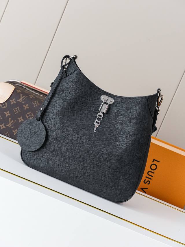 动态163C01芯片 M14618黑 顶级原单 独家背景实拍 本款 All Around 中号手袋为镂花皮革描摹 Monogram 穿孔图案，以莹泽挂锁磁扣升级