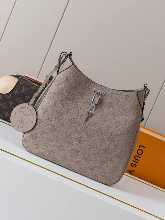 动态163C01芯片 M14617灰 顶级原单 独家背景实拍 本款 All Around 中号手袋为镂花皮革描摹 Monogram 穿孔图案，以莹泽挂锁磁扣升级