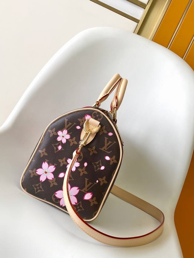 M14174 顶级原单 本款 Speedy BandoulièRe 25 手袋出自路易威登 X 村上隆复刻系列，为品牌经典 Monogram 涂层融入村上隆笔下