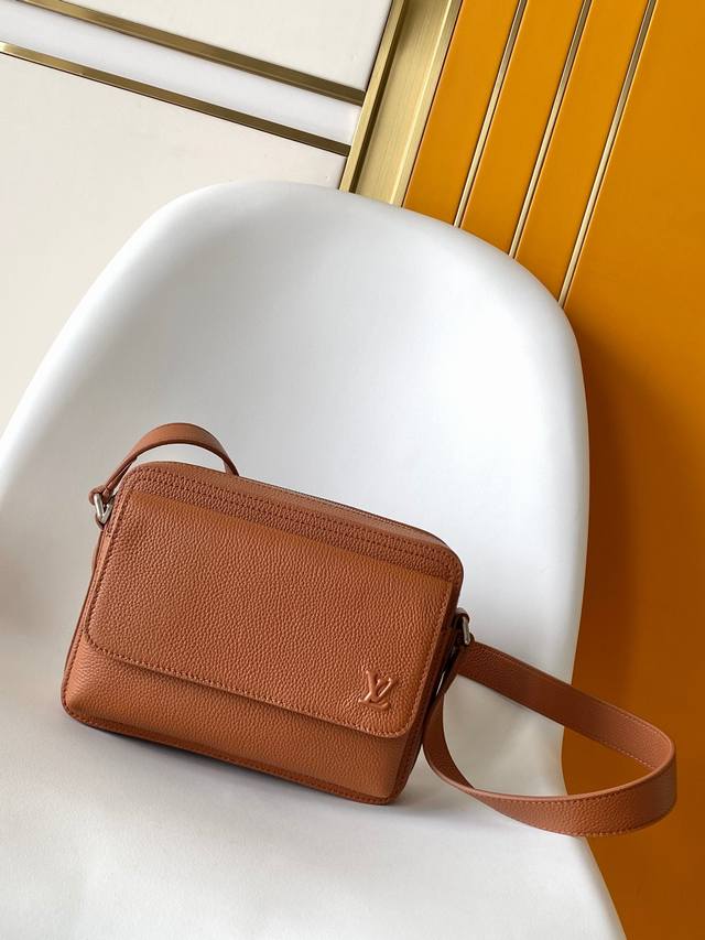 163C01 芯片 头层牛皮M25981 M15260深蓝 M15265黑色 Boarding 邮差包Boarding 邮差包取材轻质耐磨的蜡面牛皮革，为精巧构