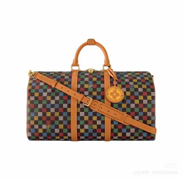 N00170 163C01动态芯片 本款Keepall 50 Monogram Crystals 手袋以光泽感十足的丝缎基底制成，印有 Monogram 图案，