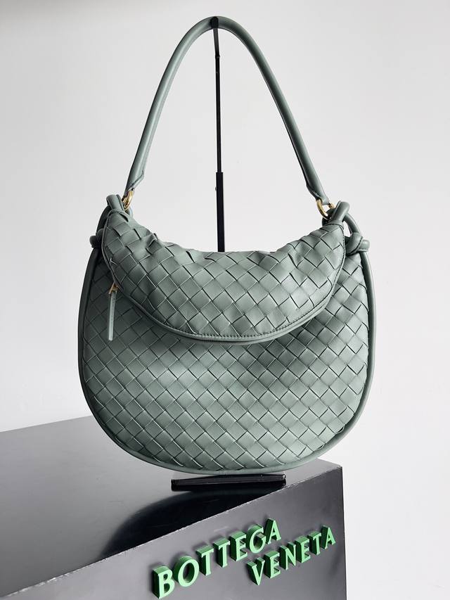 中号 Bottega Veneta 全新 Gemeiii 手袋系列，优雅、经典、实用，实属静奢风格的必备之选 双胞胎包包真的好可爱 手拿肩背都可以，上身完全不一