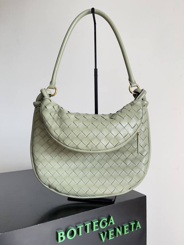 中号 Bottega Veneta 全新 Gemeiii 手袋系列，优雅、经典、实用，实属静奢风格的必备之选 双胞胎包包真的好可爱 手拿肩背都可以，上身完全不一