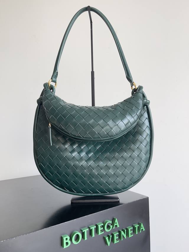 中号 Bottega Veneta 全新 Gemeiii 手袋系列,优雅、经典、实用,实属静奢风格的必备之选 双胞胎包包真的好可爱 手拿肩背都可以,上身完全不一 中号 Bottega Veneta 全新 Gemeiii 手袋系列,优雅、经典、实用,实属静奢风格的必备之选 双胞胎包包真的好可爱 手拿肩背都可以,上身完全不一