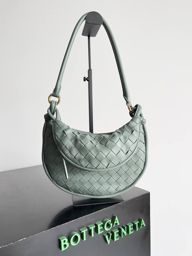 舒淇广告里的手袋Gemelli会是下一个大热吗?本季主打。Gemelli意为双生儿,一大一小两只半月形包袋由皮革绳索相连,形同双妹,可以单肩背,又可以拆卸开成为 舒淇广告里的手袋Gemelli会是下一个大热吗?本季主打。Gemelli意为双生儿,一大一小两只半月形包袋由皮革绳索相连,形同双妹,可以单肩背,又可以拆卸开成为