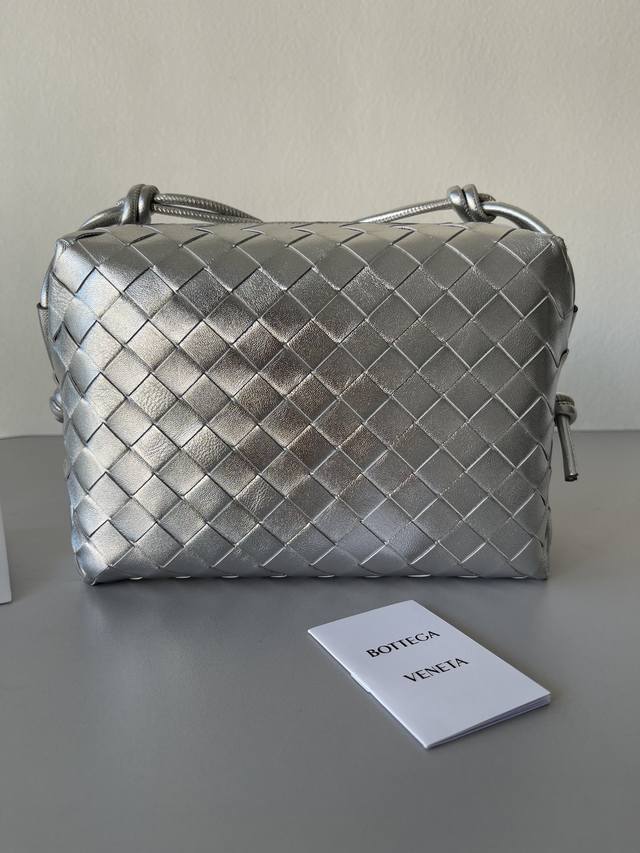 一 一新款大号斜挎包 皮料：小羊皮 颜色：银色 Size：22*15*8Cm 型号：666689