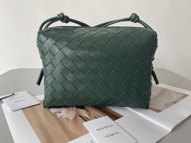 一 一新款大号斜挎包 皮料：小羊皮 颜色：雨树绿 Size：22*15*8Cm 型号：666689