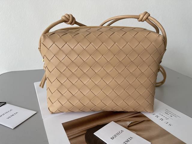 一 一新款大号斜挎包 皮料：小羊皮 颜色：杏仁色 Size：22*15*8Cm 型号：666689