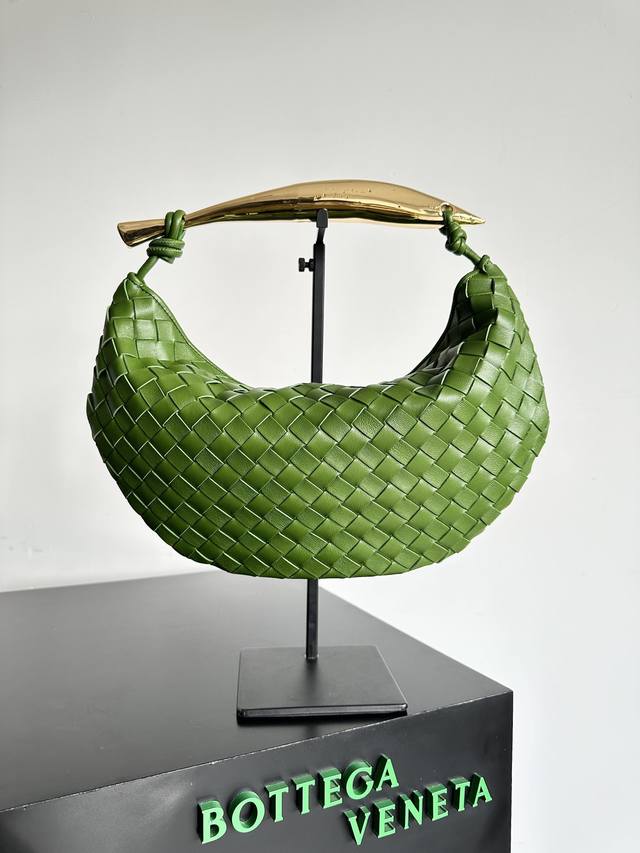 灵感来源于20世纪现代雕塑家布朗库西作品 空中之鸟 缪斯黄铜手柄，独特的工艺，让每个手柄都独一无二，从而体现珍贵的雕塑感手拎Sardine打造出一种高级摩登的造