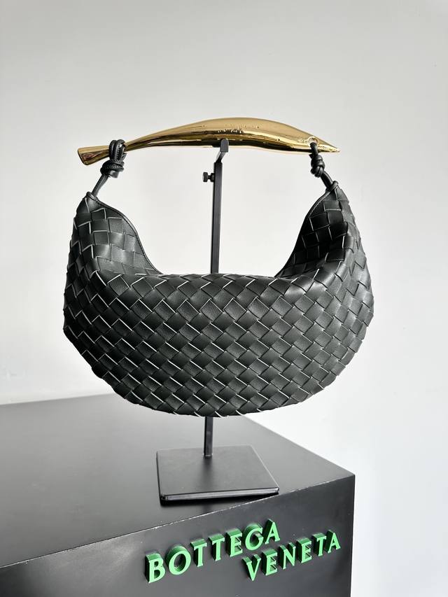 灵感来源于20世纪现代雕塑家布朗库西作品 空中之鸟 缪斯黄铜手柄，独特的工艺，让每个手柄都独一无二，从而体现珍贵的雕塑感手拎Sardine打造出一种高级摩登的造