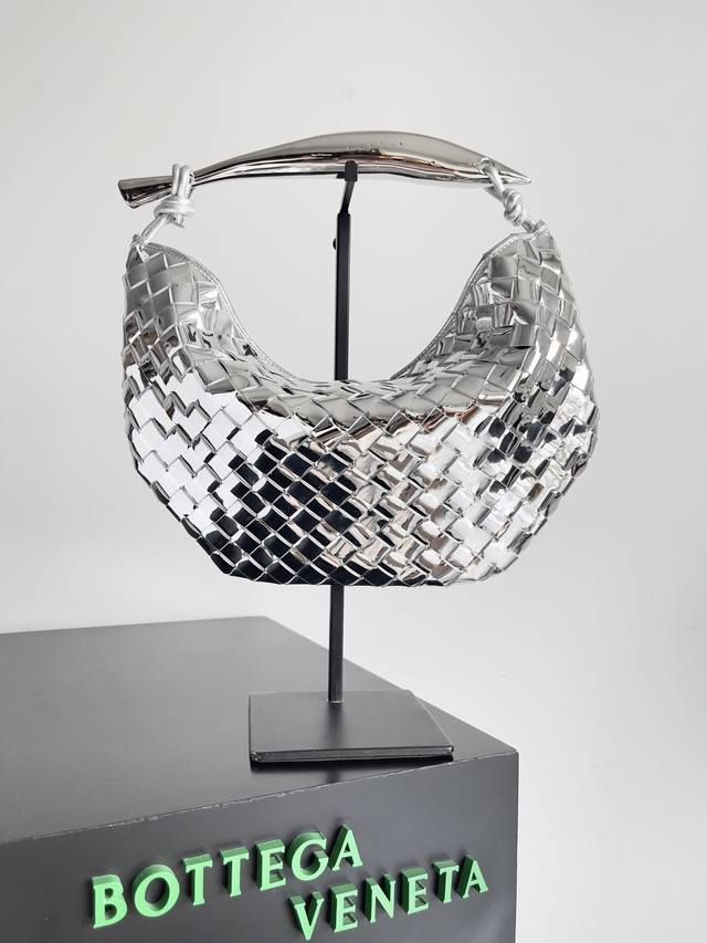 灵感来源于20世纪现代雕塑家布朗库西作品 空中之鸟 缪斯黄铜手柄，独特的工艺，让每个手柄都独一无二，从而体现珍贵的雕塑感手拎Sardine打造出一种高级摩登的造