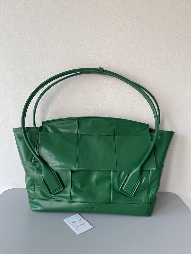 56Cm Bottega Veneta Arco56油腊皮~外观进口油蜡纸质牛皮,从内里的牛津皮升级材料而出的内里羊津;重量无容置疑的轻了许多;杜科普进口沙菲、 56Cm Bottega Veneta Arco56油腊皮~外观进口油蜡纸质牛皮,从内里的牛津皮升级材料而出的内里羊津;重量无容置疑的轻了许多;杜科普进口沙菲、