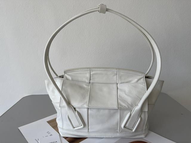 56Cm Bottega Veneta Arco56油腊皮~外观进口油蜡纸质牛皮,从内里的牛津皮升级材料而出的内里羊津;重量无容置疑的轻了许多;杜科普进口沙菲、 56Cm Bottega Veneta Arco56油腊皮~外观进口油蜡纸质牛皮,从内里的牛津皮升级材料而出的内里羊津;重量无容置疑的轻了许多;杜科普进口沙菲、