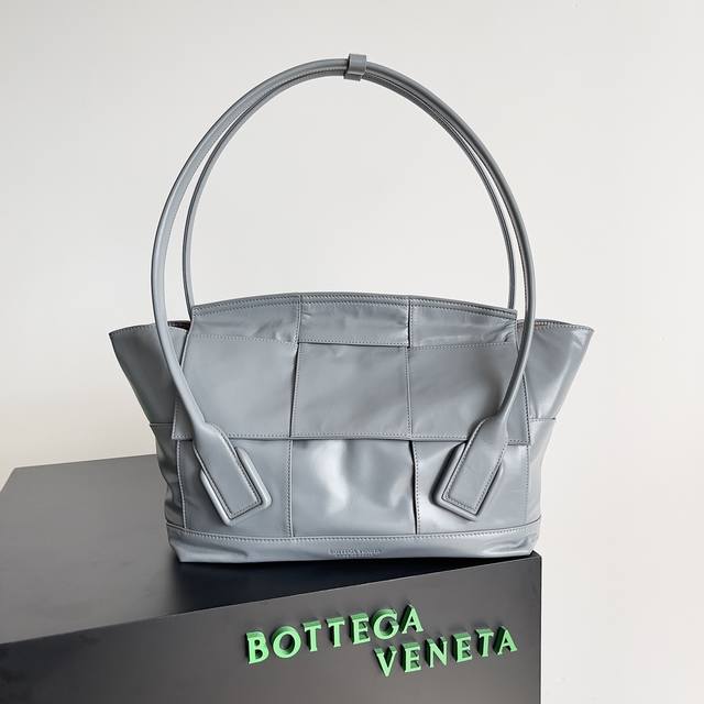 56Cm Bottega Veneta Arco56油腊皮～外观进口油蜡纸质牛皮，从内里的牛津皮升级材料而出的内里羊津；重量无容置疑的轻了许多；杜科普进口沙菲、