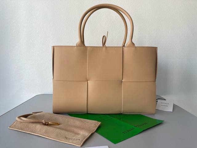 超大矩形托特包 传统编织元素，Intrecciato编织进口羊皮革托特手袋，内配小卡包，内有可连接扣环，全包采用小羊皮手工编织而成。 Size：30*20*11