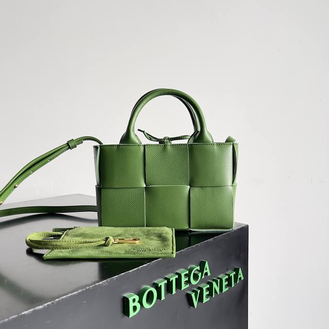 手机般大小只能装下可爱 一直对Tote Bag情有独钟是因为它没有复杂的设计，简单俐落，容易搭配日常服饰 重点重点重点！它配有可拆式肩带，这样就可以配合自己不同