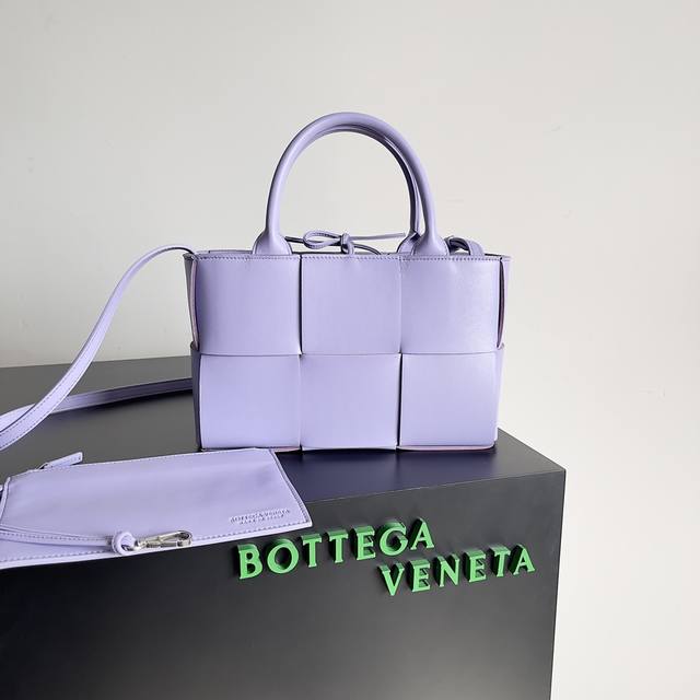 Bv迷你Tote托特包 新版更加小巧的基础上增加了可肩背的功能，使此款包包实用性上更上一层楼！这个荔枝纹牛皮真的是太好看了，超级质感高贵的感觉，里面还有个手拿包