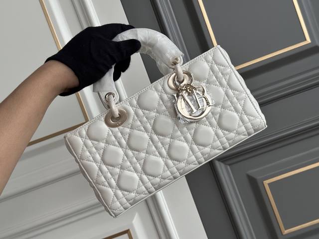 双十一活动价: 原价 全新货 中号 横版戴妃包 特价商品不退不换 Size:26*13.5*6 双十一活动价: 原价 全新货 中号 横版戴妃包 特价商品不退不换 Size:26*13.5*6