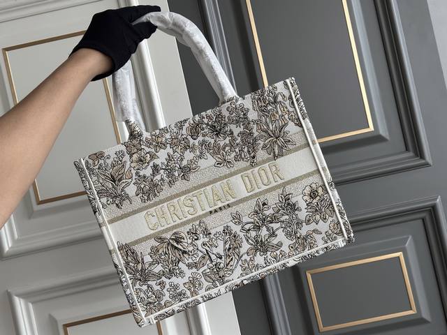 双十一活动 原价910 全新货 中号托特包 特价商品不退不换 Size:36×18×28Cm 双十一活动 原价910 全新货 中号托特包 特价商品不退不换 Size:36×18×28Cm