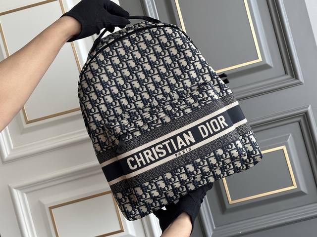 双十一活动价： 原价 全新货 背包 特价商品 非质量问题 不退不换 Size: 41×35×15Cm