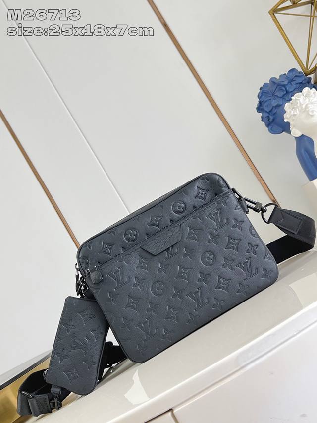 出厂价p 海外顶级原单 M26713黑 本款 Trio Messenger 邮差包取材柔软 Monogram Shadow 牛皮革，搭配 Monogram Sh