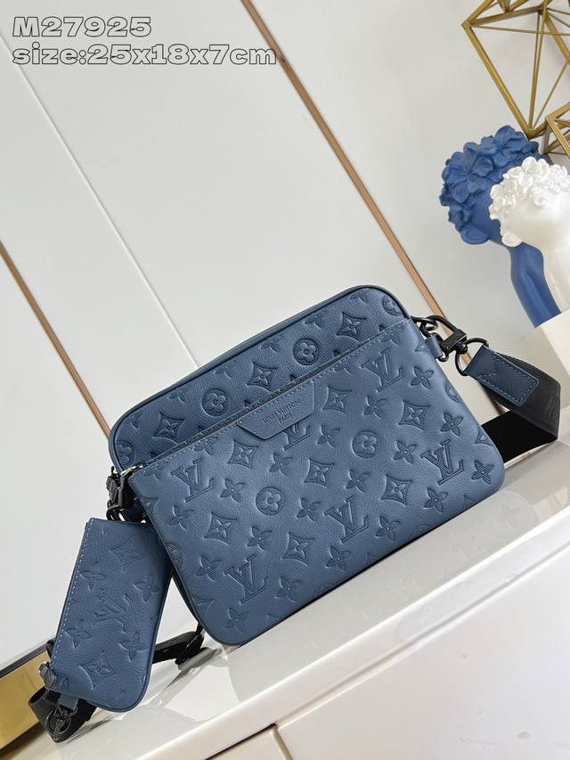 出厂价p 海外顶级原单 M27925 本款 Trio Messenger 邮差包取材柔软 Monogram Shadow 牛皮革，搭配 Monogram Sha