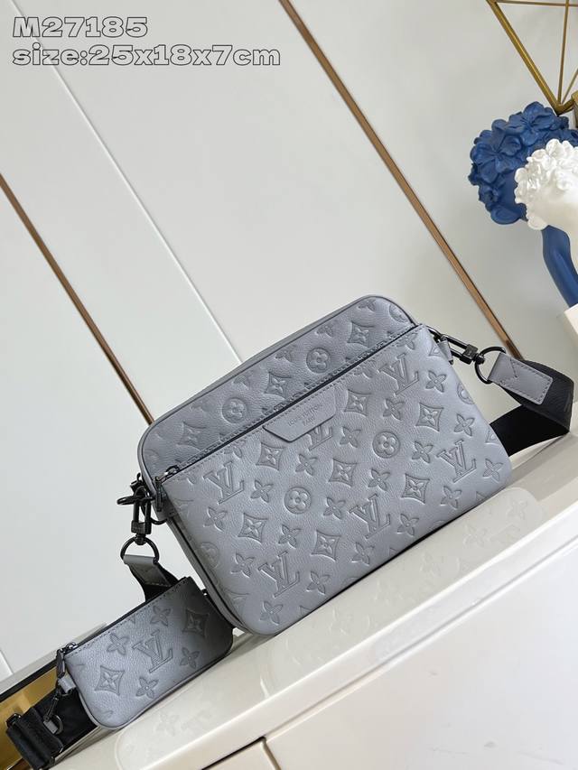 出厂价p 海外顶级原单 M27185 本款 Trio Messenger 邮差包取材柔软 Monogram Shadow 牛皮革，搭配 Monogram Sha