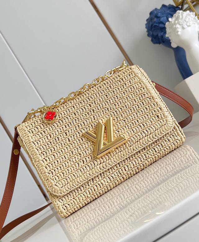 出厂价p 海外顶级原单 M14309 中号 本款 Twist Slim 中号手袋凝聚法国蔚蓝海岸的悠闲格调，以创意笔触印证品牌精湛匠艺。拉菲草包身融入撞色皮革饰