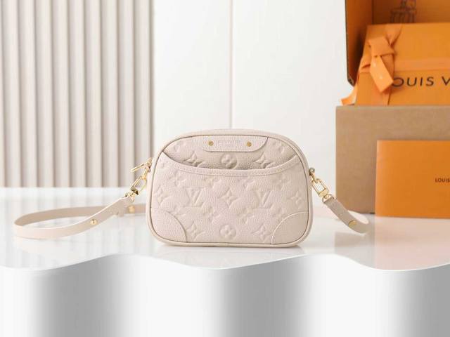 163C01动态芯片 顶级原单、加强版Tiny Camera Bag 手袋出自 Monogram Empreinte 系列，为典雅牛皮革点缀耀目金属件，成就昼夜