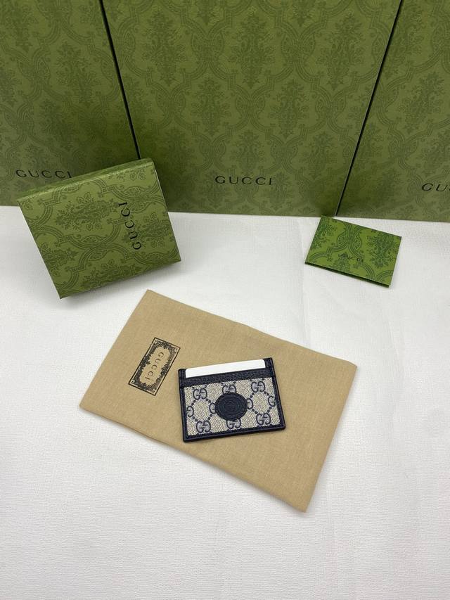 配绿盒包装 这款简洁纤长的钱包采用蓝色Gg Supreme帆布材质，饰以同色调皮革滚边和互扣式双G标牌，突显经典设计的魅力。蓝Ggsupreme帆布，环保材料。
