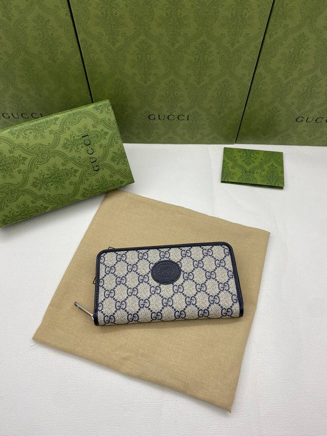 配绿盒包装 这款简洁纤长的钱包采用蓝色Gg Supreme帆布材质，饰以同色调皮革滚边和互扣式双G标牌，突显经典设计的魅力。棕Ggsupreme帆布，环保材料。