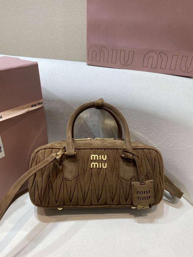 新品5Bb148麂皮 Miu新款保龄球包Softy padde D当之无愧的Top热门选手经典大气的保龄球包造型设计给整体增添一丝帅气 与Miu少女的形象形成反