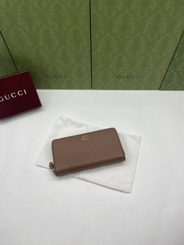 配原厂绿盒包装 Gg Marmont系列长夹。这款Gg Marmont系列钱夹采用经典耐看的黑色皮革制作，为 Aria-时尚咏叹调 系列再添经典之作。双G配件源