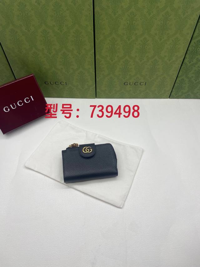 配绿盒包装 Gg Marmont系列钱夹。这款Gg Marmont系列钱夹采用经典耐看的黑色皮革制作,为 Aria-时尚咏叹调 系列再添经典之作。双G配件源于7 配绿盒包装 Gg Marmont系列钱夹。这款Gg Marmont系列钱夹采用经典耐看的黑色皮革制作,为 Aria-时尚咏叹调 系列再添经典之作。双G配件源于7