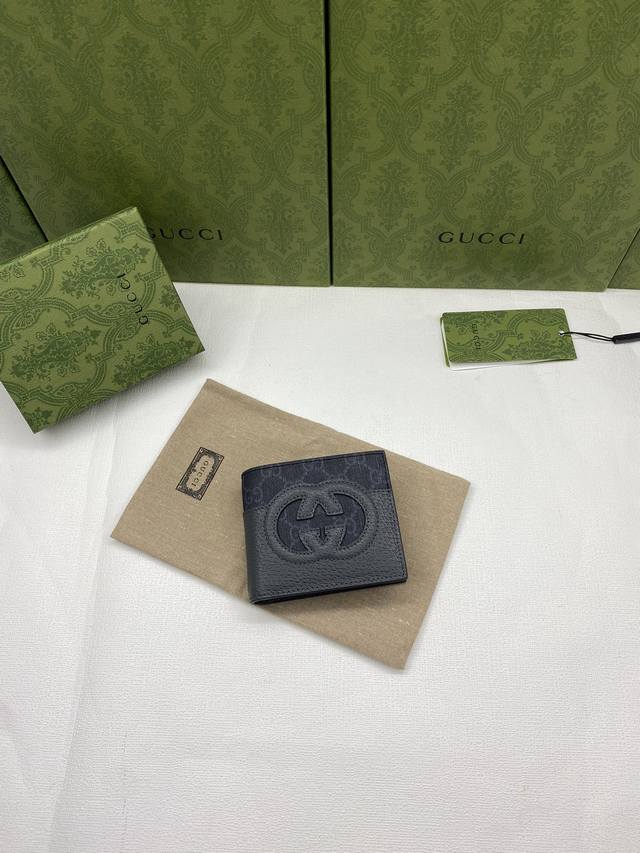 配绿盒包装 自20世纪60年代问世至今，标志性互扣式双G标识一直是Gucci各个系列不可或缺的设计元素。该标识源自品牌创始人Guccio Gucci先生的姓名首