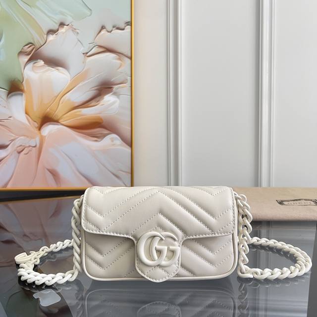 独家背景 实物实拍顶级原单品质 款号:699757白皮 尺寸16.5105 独家背景 实物实拍顶级原单品质 款号:699757白皮 尺寸16.5105