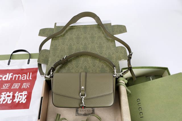 跑量价 简介:Gg Emblem系列以创意设计和创新功能焕新诠释经典图案,匠心缔造未来数年的珍藏之选。这款中号肩背包焕新演绎品牌全新标志性单品系列,可调节肩带上 跑量价 简介:Gg Emblem系列以创意设计和创新功能焕新诠释经典图案,匠心缔造未来数年的珍藏之选。这款中号肩背包焕新演绎品牌全新标志性单品系列,可调节肩带上