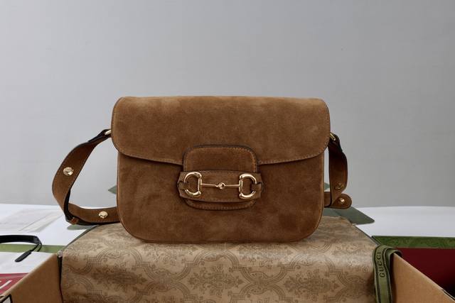 真皮磨砂 简介：2025秋冬系列, 这款肩背包再现品牌马术风格设计，融蕴浅金色调细节与光面软皮，搭配双环和长条配件，为Gucci Horsebit 1955系列