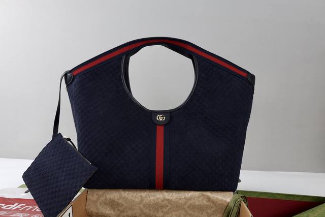 真皮磨砂 简介：致敬品牌立等可辨的Gg字母交织图案，该图案源自品牌创始人先生的姓名首字母缩写。这款日常托特包缀饰红绿织带细节，配以深棕色皮革肩带，是您理想的搭配