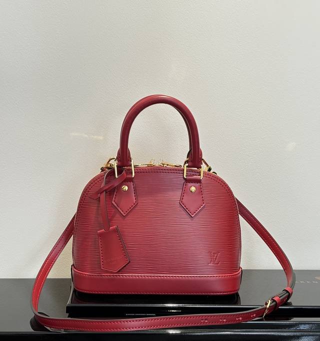 M24645枣红色金扣 动态码 顶级原单 专柜同步电子芯片内码出货本款 Alma Bb 手袋溯源 1934 年的装饰艺术格调，以深染 Epi 纹理牛皮革塑造别致