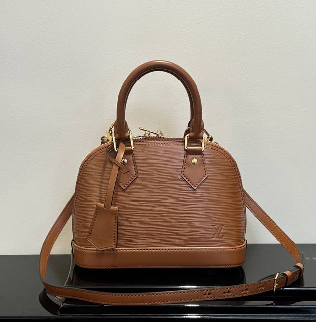 M24645棕色金扣 动态码 顶级原单 专柜同步电子芯片内码出货本款 Alma Bb 手袋溯源 1934 年的装饰艺术格调，以深染 Epi 纹理牛皮革塑造别致构